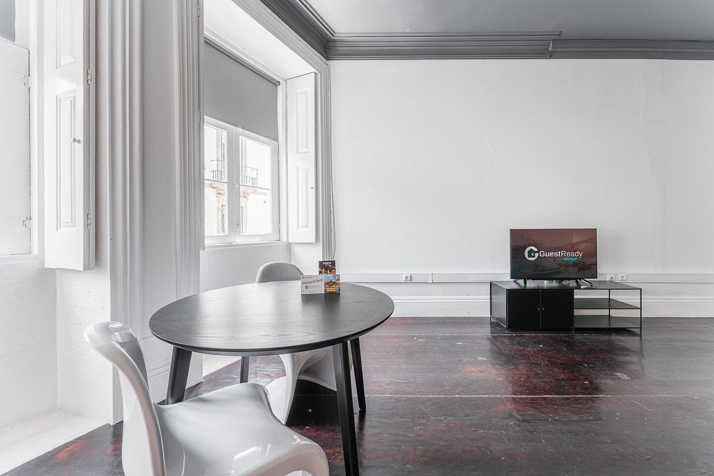 公寓 (Deluxe Suite) | 客廳 | 24-吋平面電視，提供數位頻道