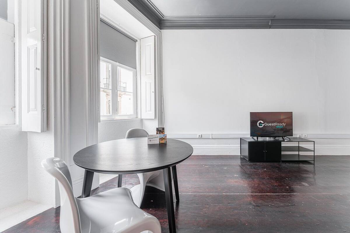 Apartment (Deluxe Suite) | Living room | 24-inch flat-screen TV with digital channels