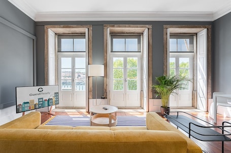 ์ํํธ (Premium Suite with River View)