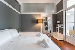 شقة (Premium Suite with River View)