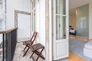 아파트 (One-Bedroom Apartment with Balcony)