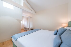 Appartamento (Two-Bedroom Apartment with Balcony)