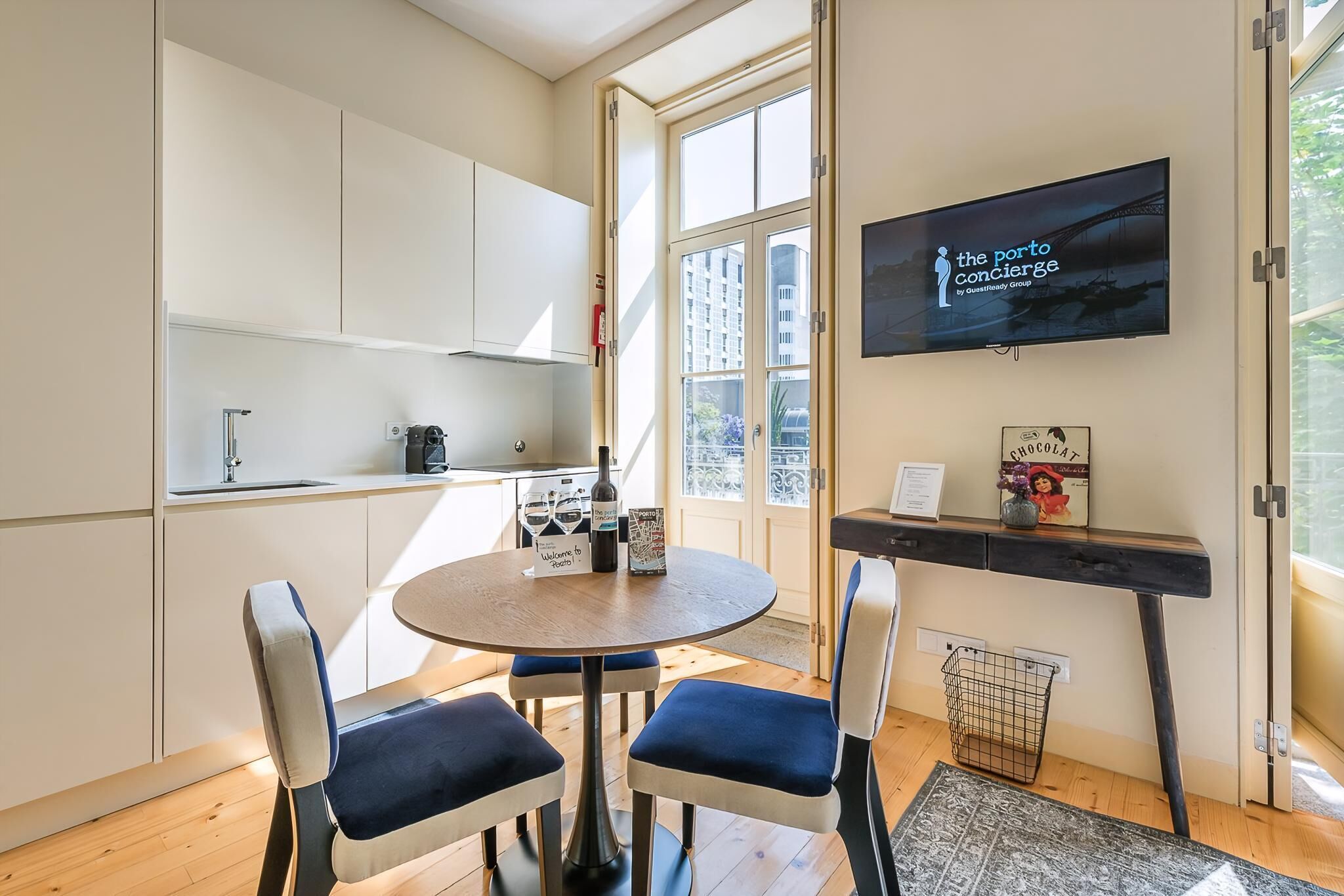 Apartamento (One-Bedroom Apartment) | Zona de estar | Televisión de pantalla plana de 32 pulgadas con canales digitales