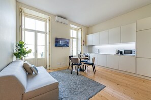 Huoneisto (One-Bedroom Apartment with Balcony)