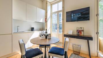شقة (One-Bedroom Apartment) | منطقة المعيشة | تلفزيون بشاشة مسطحة بحجم 32-بوصة يعرض قنوات تلفزيونية رقمية