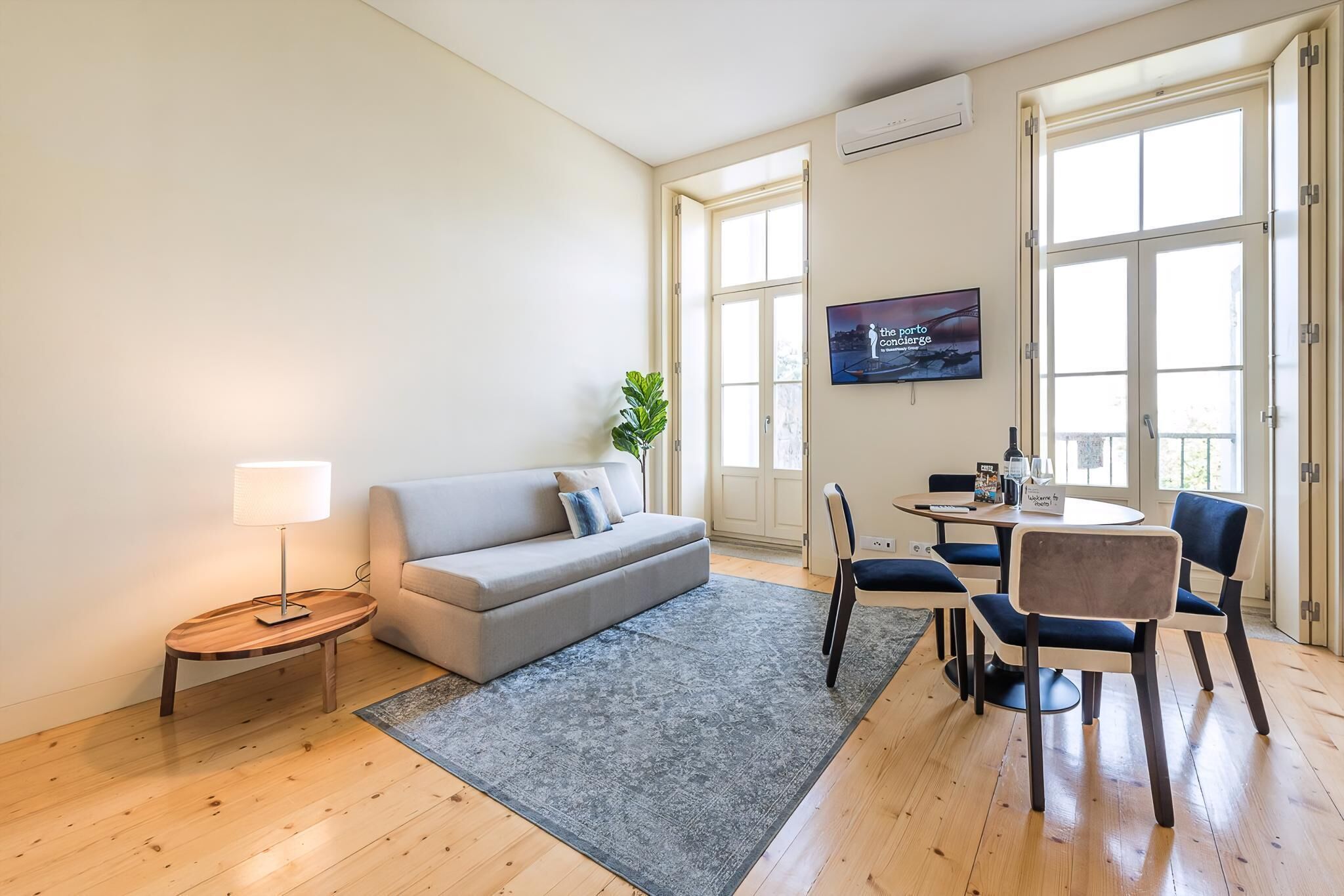 Apartment (One-Bedroom Apartment with Balcony) | Wohnzimmer