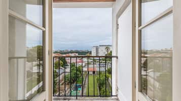 Appartement (Two-Bedroom Apartment with Balcony)