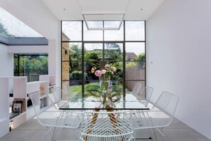 Room - Quartz House (Richmond upon Thames)