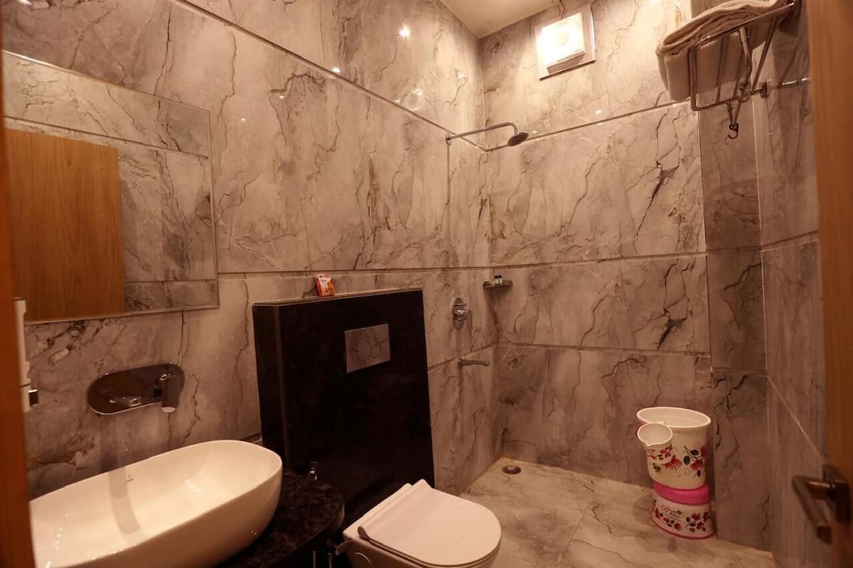 Shower, towels, soap, shampoo