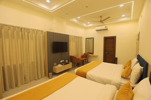 Family Room | In-room safe, free WiFi