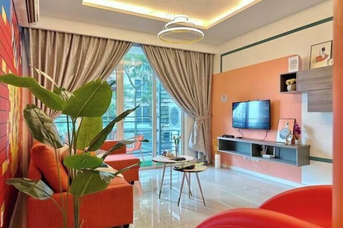 Uma sala de estar moderna com televisão, sofá e área de jantar.