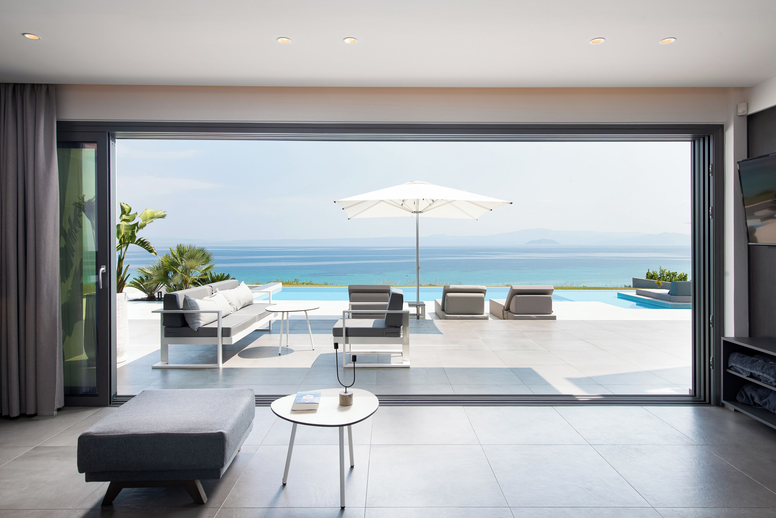 Antonio Villa | Living area | Flat-screen TV