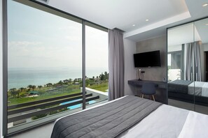 Sapphire Villa | In-room safe, blackout curtains, soundproofing, iron/ironing board