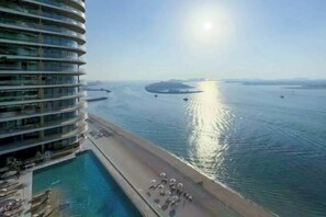 Outdoor pool - Elite LUX Holiday Homes - Beachfront 1BR Oasis & Stunning Views By Elie Saab (Dubai)