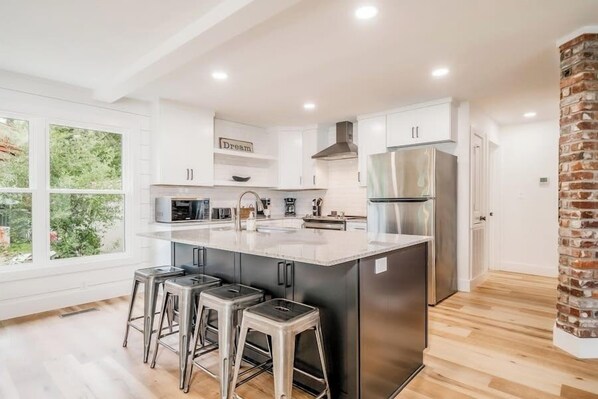 Refrigerador, microondas, horno y parrilla de estufa