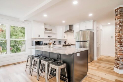 Beehive: Lakefront, Dock, Kayaks, Firepit, Pets