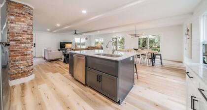 Lakefront Hot Springs Getaway on Lake Hamilton - "The Beehive"