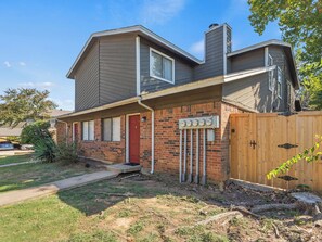 Exterior - Alder Stay / 3BD Townhome Near AT&T Stadium + FIFA (Arlington)