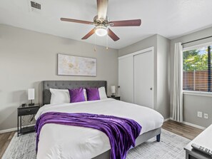 3 quartos, ferros/tábuas de passar roupa, berço de viagem