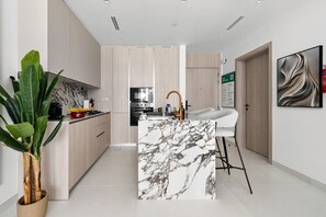 Geladeira, micro-ondas, cooktop, lava-louças