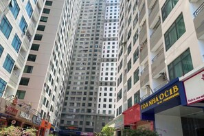 Un edificio de gran altura con varios pisos, balcones y ventanas.