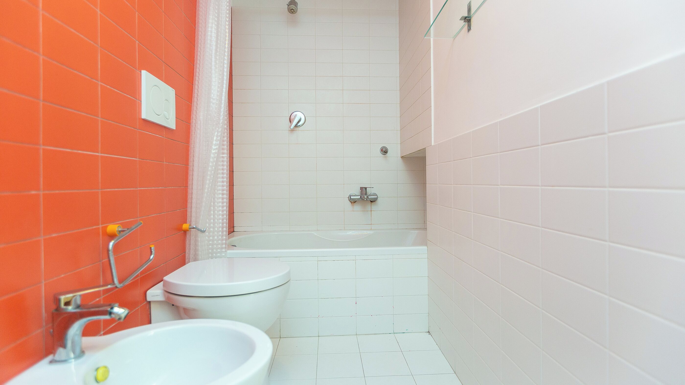 Un baño con inodoro, lavamanos y bañera.