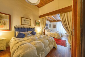 4 chambres, coffres-forts dans les chambres, bureau