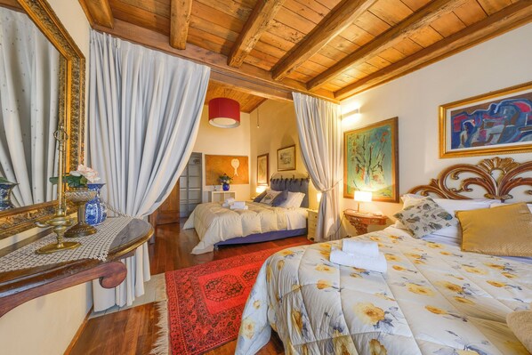 4 bedrooms, in-room safe, desk, iron/ironing board