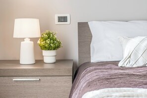 Een strijkplank/strijkijzer, wifi, beddengoed