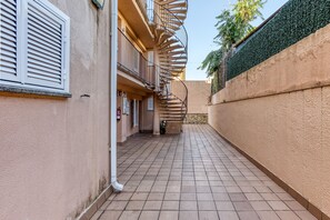 المنطقة المحيطة بالمنشأة