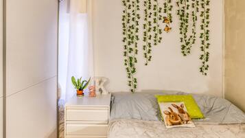 1 dormitorio, escritorio, tabla de planchar con plancha y wifi