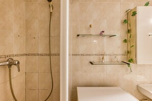 Dusche, kostenlose Toilettenartikel, Haartrockner, Handtücher
