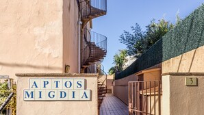 A building entrance with a sign reading 'APTOS MIGDIA' and a number '3' on the wall. - 'Irlulan' Apartment with Private Terrace and Wi-Fi (Platja d'Aro)