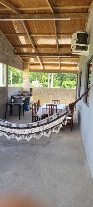 Outdoor dining - Cozy MaJu Beach House (Itapoá)
