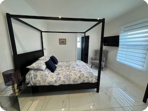 5 habitaciones, tabla de planchar con plancha, wifi y ropa de cama 