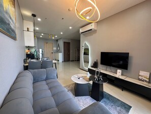 ラグジュアリー アパートメント バルコニー シティビュー | リビング エリア | 49 インチのスマートテレビ (デジタル放送視聴可)