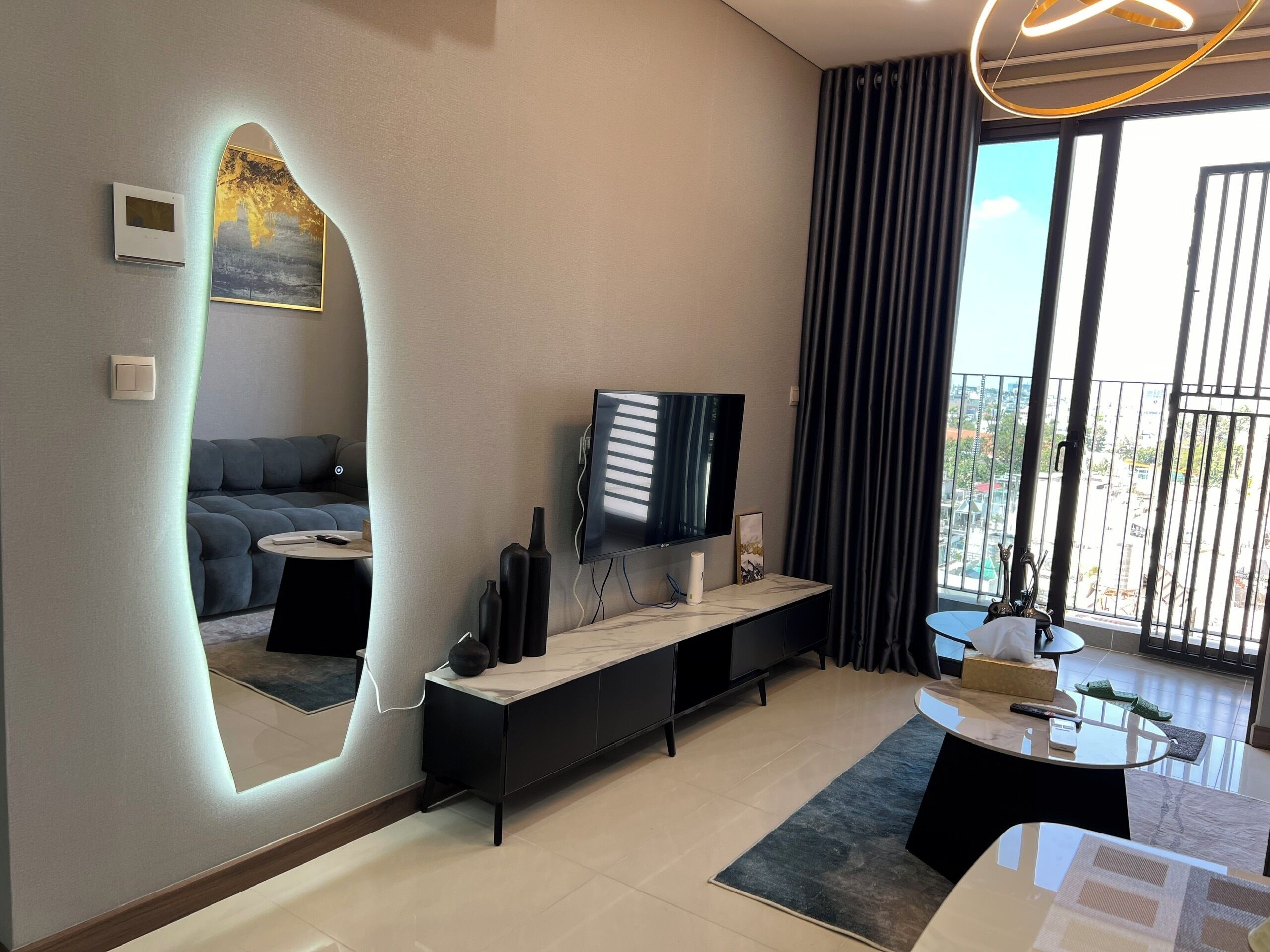 Luxe appartement, balkon, uitzicht op stad | Woonruimte | Een 49-inch smart-tv met digitale zenders