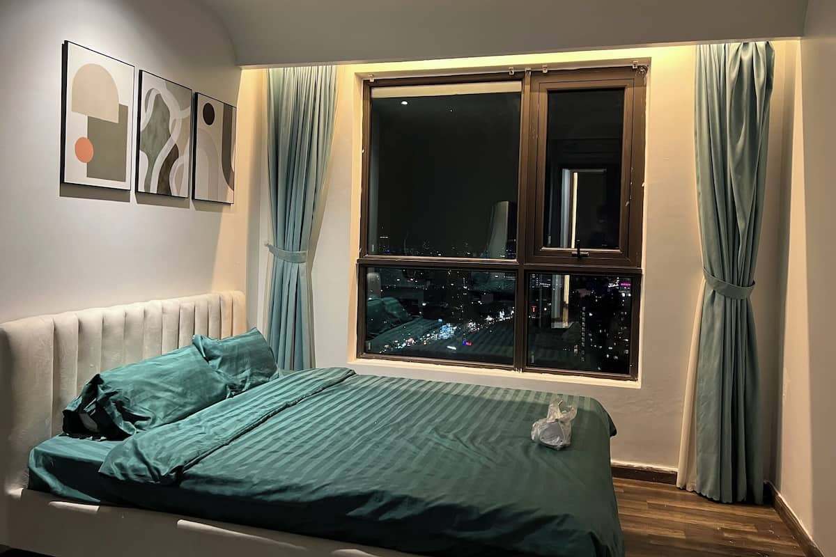 Apartamento júnior, sacada, vista para a cidade | Ferros/tábuas de passar roupa, Wi-Fi de cortesia