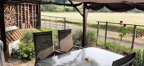 Outdoor dining - Apartment 'With 60sqm' with Shared Terrace, Shared Garden and Wi-Fi (Steinau an der Straße)