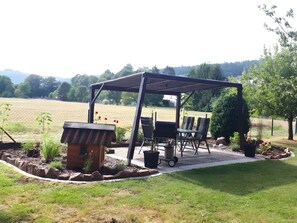 Outdoor dining - Apartment 'With 60sqm' with Shared Terrace, Shared Garden and Wi-Fi (Steinau an der Straße)