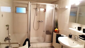 Een douche, een haardroger, handdoeken