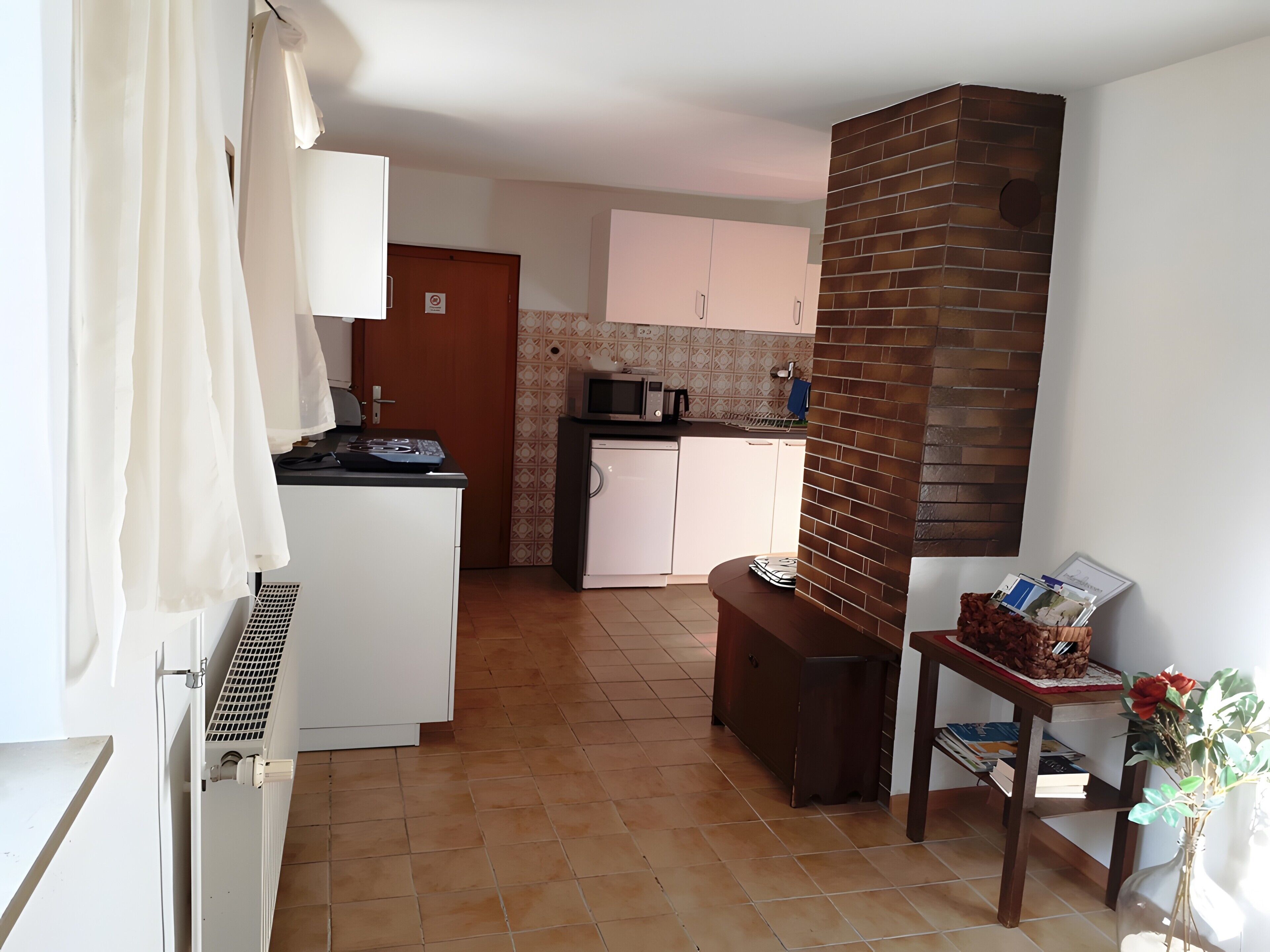 Kühlschrank, Mikrowelle, Herdplatte, Wasserkocher mit Kaffee-/Teezubehör