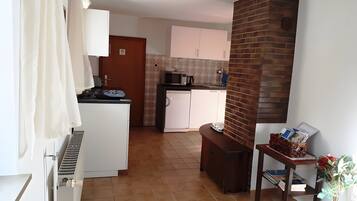 Kühlschrank, Mikrowelle, Herdplatte, Wasserkocher mit Kaffee-/Teezubehör