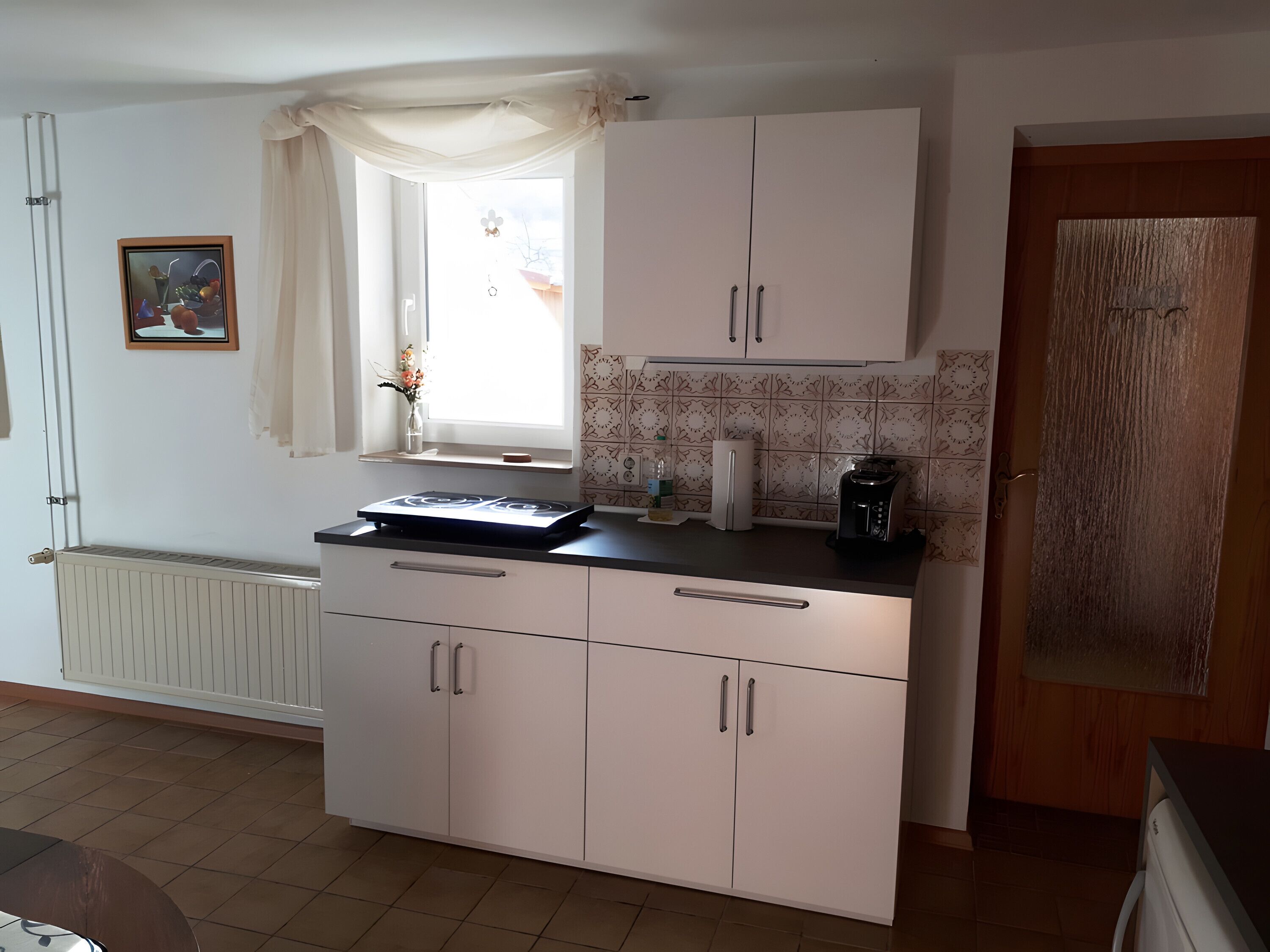 Kylskåp, mikrovågsugn, spishäll och kaffe- och tebryggare