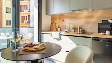 Estudio estándar, vista al patio | Cocina privada | Refrigerador, microondas, parrilla de estufa y periquera