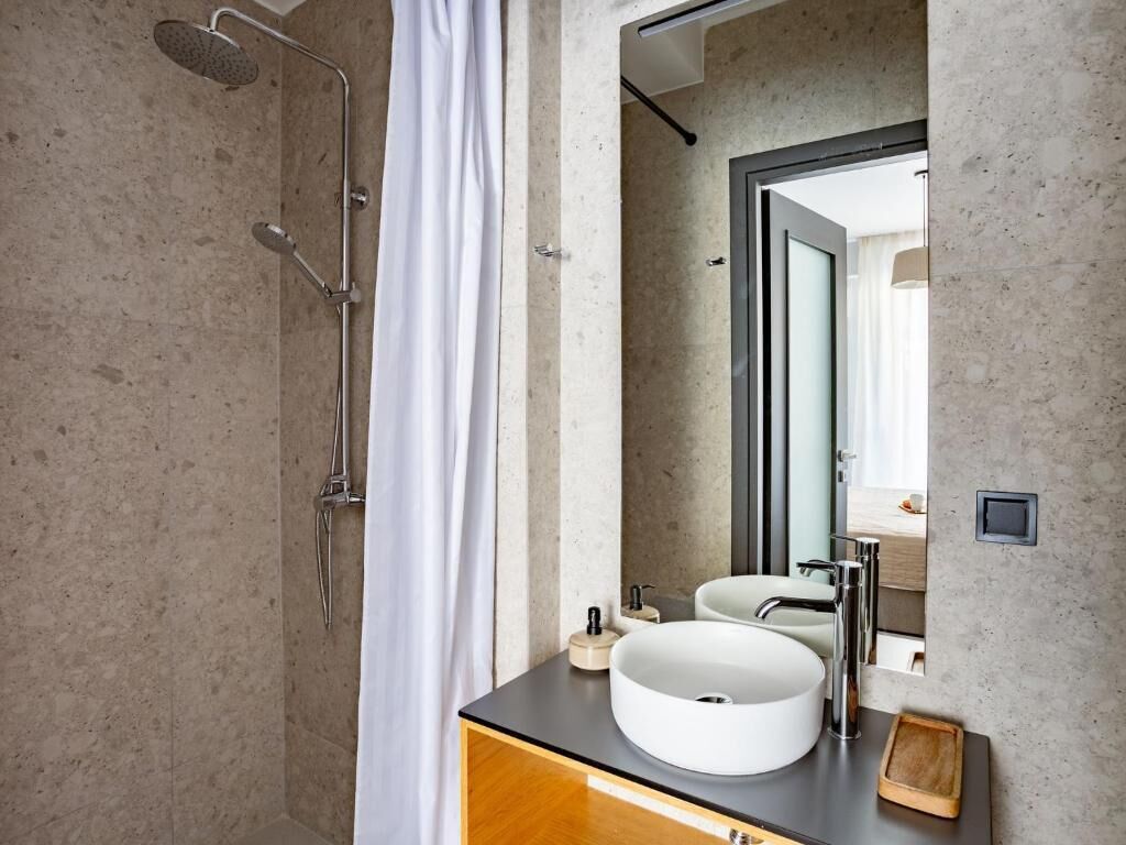 Apartamento, vistas a la ciudad | Baño | Ducha, secador de pelo, toallas y jabón