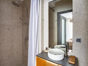 Appartement, uitzicht op de stad | Badkamer | Een douche, een haardroger, handdoeken, zeep
