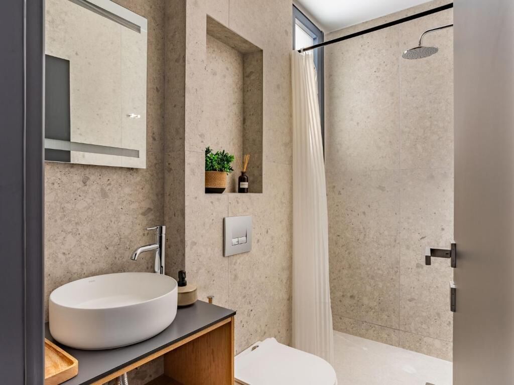 Estudio estándar, vistas al patio | Baño | Ducha, secador de pelo, toallas y jabón