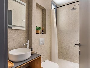 Estudio estándar, vistas al patio | Baño | Ducha, secador de pelo, toallas y jabón