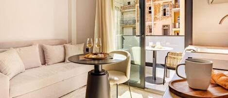 Standard Studio, Courtyard View | Living area